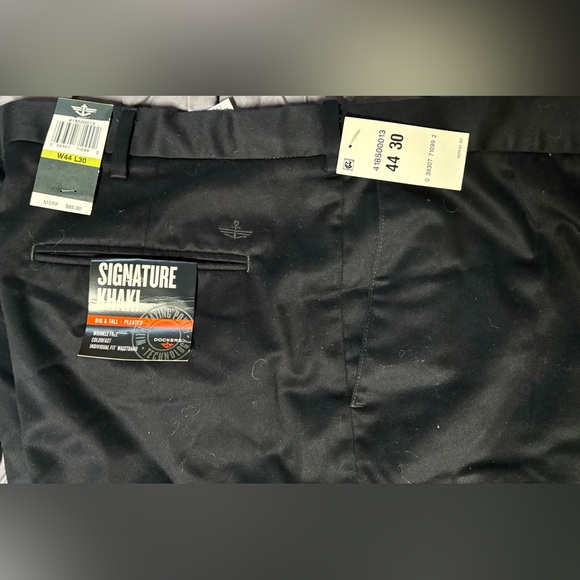 NWT Men's Dockers Signature Khaki Pleaded
Pants-BLACK Size-44x30 BIG & TALL - Picture 3 of 7